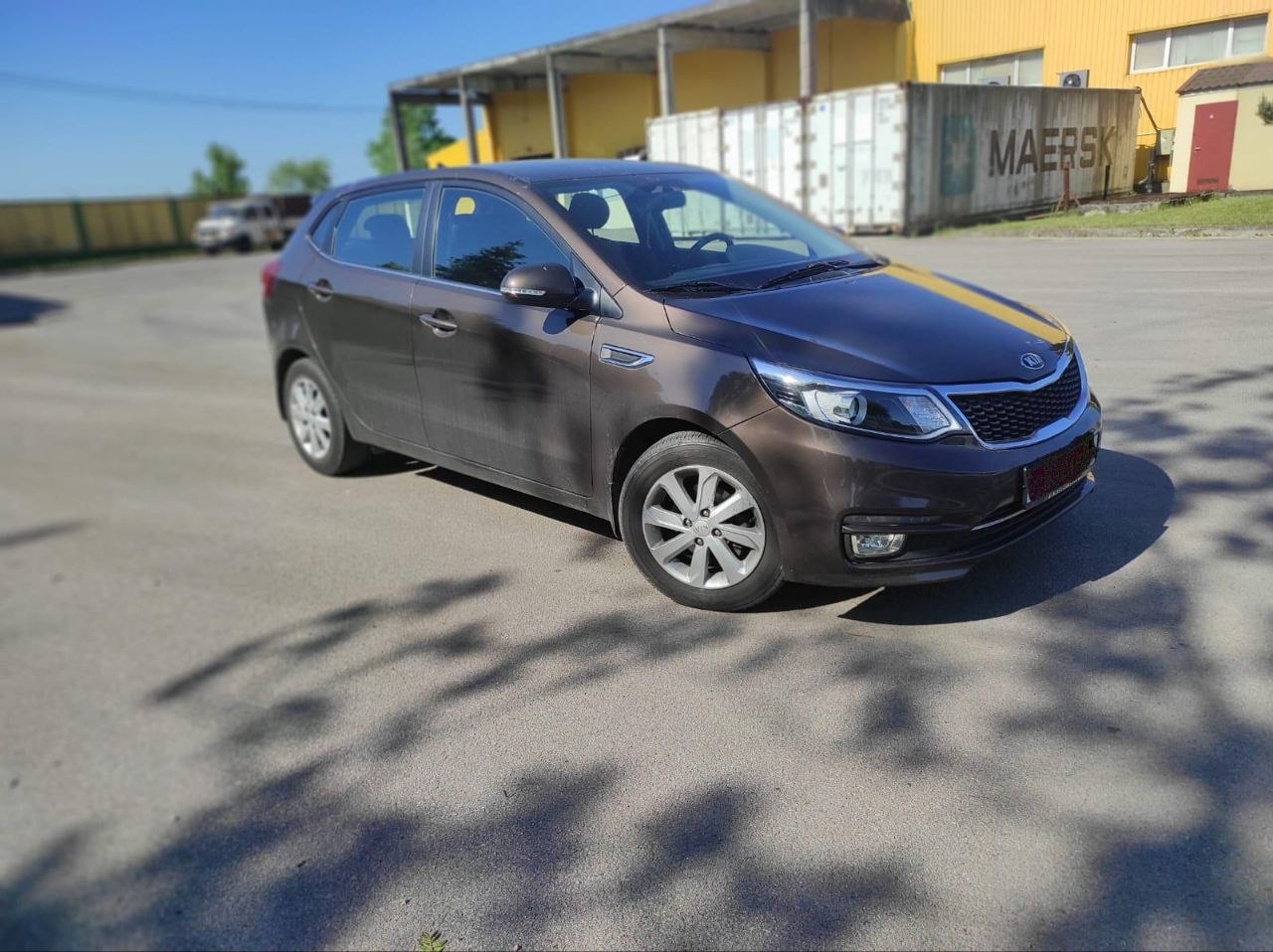 Kia Rio — вид сбоку-сзади